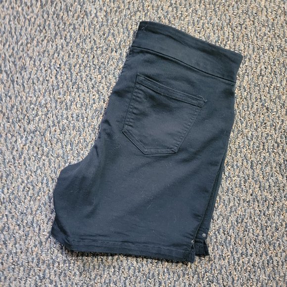 NWOT Black Stretch Liz Claiborne Shorts Size 14 - Picture 2 of 12